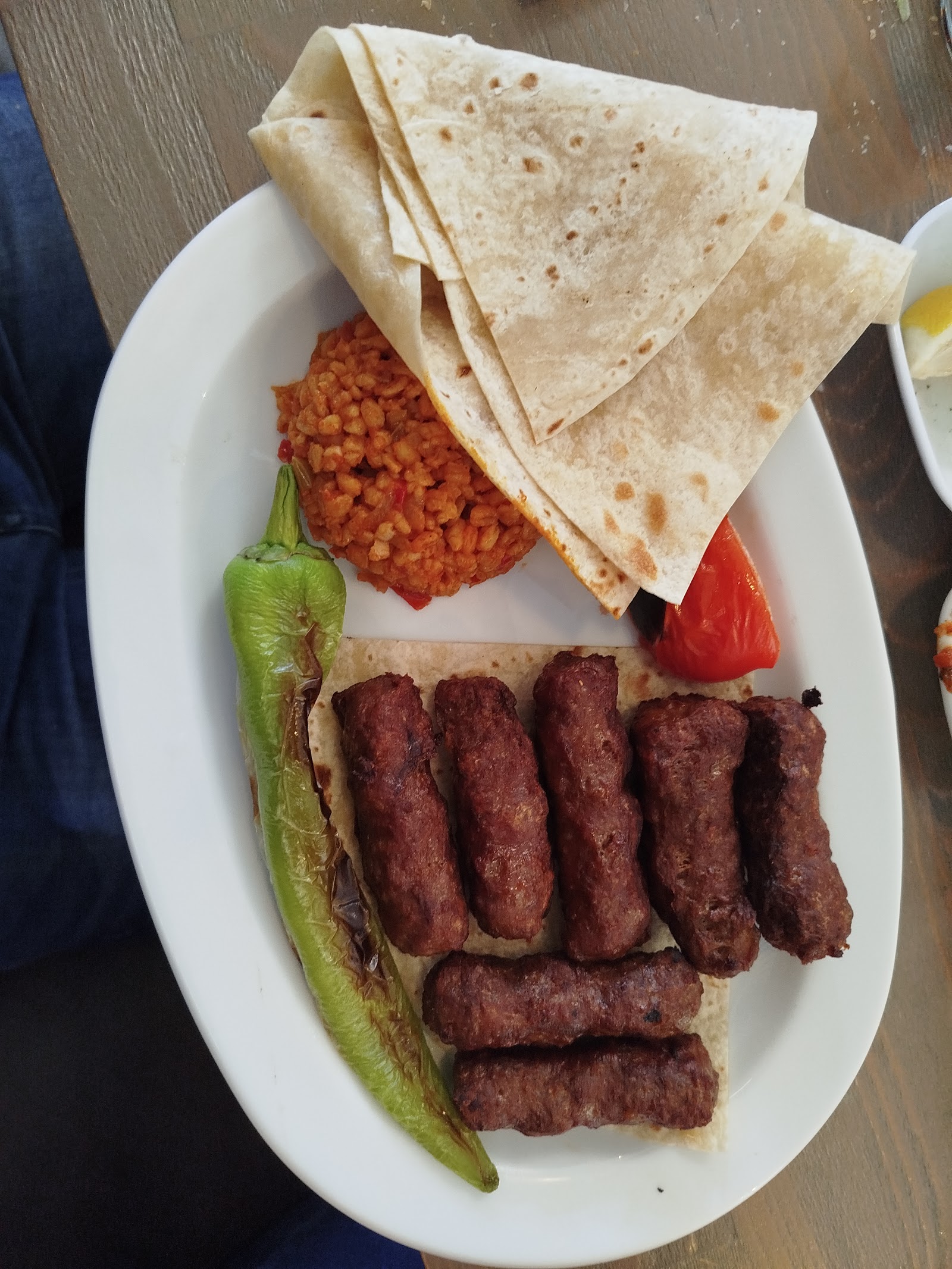 Adana Kebab mit Bulgur und Fladenbrot