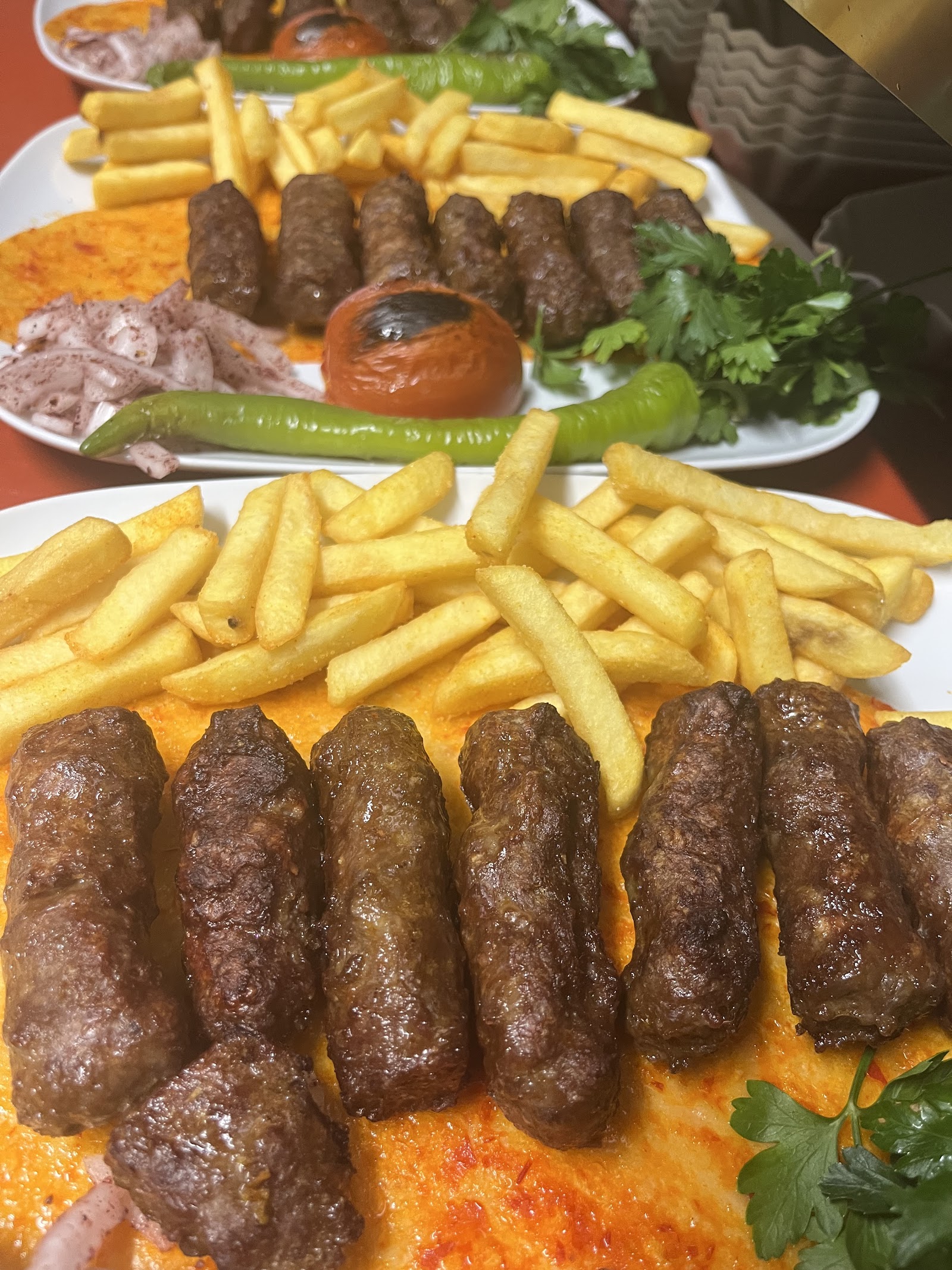 Köfte-Teller mit Pommes und Salat